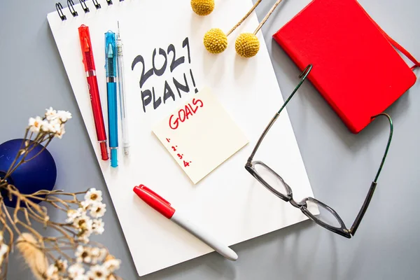 2021 plan not listesi konsepti, el yazısı not defteri. Beyaz kağıda 