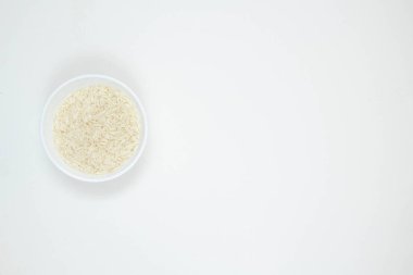 Beyaz arka planda izole edilmiş bir kase uzun tahıllı beyaz pirinç. Boşluğu kopyala.