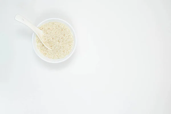 Tazón Cerámica Blanca Cuchara Arroz Blanco Grano Largo Aislado Sobre — Foto de Stock