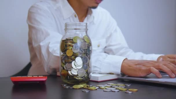 Jovem Com Bigode Vestindo Uma Camisa Branca Olhando Digitando Seu — Vídeo de Stock