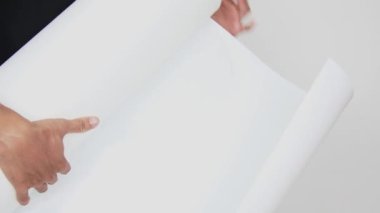 Siyah gömlekli bir adam, beyaz bir arka plan sarar. Beyaz arka planda izole edilmiş. Boşluğu kopyala