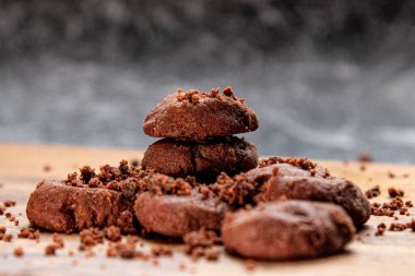 Tahta tabakta ev yapımı lezzetli çikolatalı kurabiyeler.