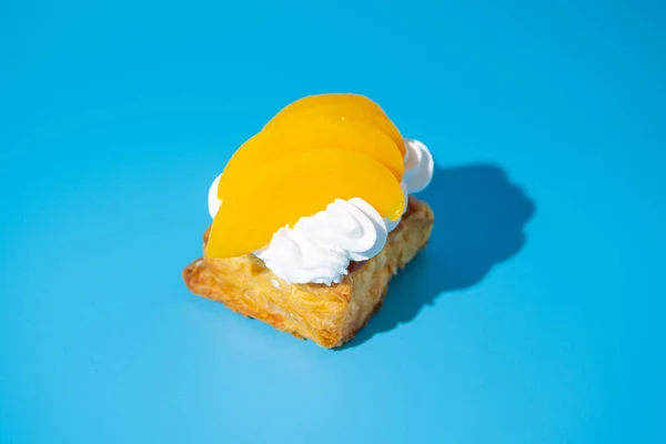 Taze meyveli börek.