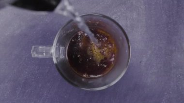 Bardağa sıcak su doldurmanın üst açısı. Kahve hazırlıyorum. Sıcak suyun sis etkisi.