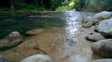 Harika tatlı su çağlayan şelaleler gibi akıyor. 