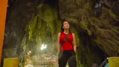 Batu Mağaraları, Malezya - 19 Ocak 2020: Covid-19 'dan önce Batu Mağaraları' ndaki atmosfer. Hindu halkı tapınakta dua etmek için toplandı.