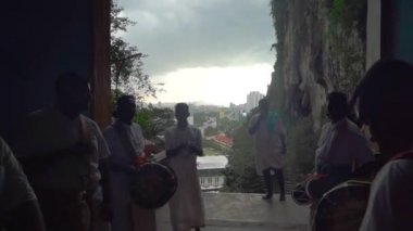 Batu Mağaraları, Malezya - 19 Ocak 2020: Covid-19 'dan önce Batu Mağaraları' ndaki atmosfer. Hindu halkı tapınakta dua etmek için toplandı.