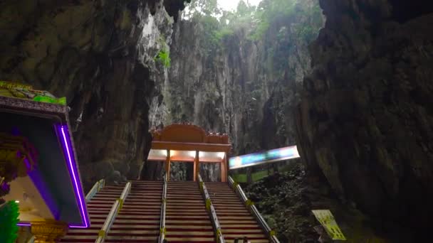 マレーシアのバトゥ洞窟 2020年1月19日 コヴィト 19の前のバトゥ洞窟の雰囲気 ヒンズー教の人々は聖域で祈るために集まりました — ストック動画
