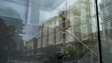 PUTRAJAYA, Malezya - 10 Ekim 2020: Covid-19 tüm dünyayı vurmadan önce genç bir adam halka açık alanlarda özgürce koştu. Kalp atışlarını izlemek için kırmızı akıllı bir saat takıyordu.