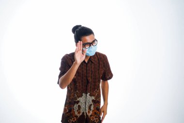 Sağlık, salgın hastalık ve güvenlik kavramı - Beyaz arka plan üzerinde virüs hastalığından korunmak için yüz koruyucu maske takan Asyalı genç adam