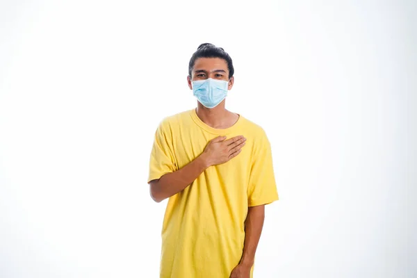 流感大流行及安全概念 亚洲青年男子 戴着防护口罩 在白种人背景下预防病毒感染 — 图库照片