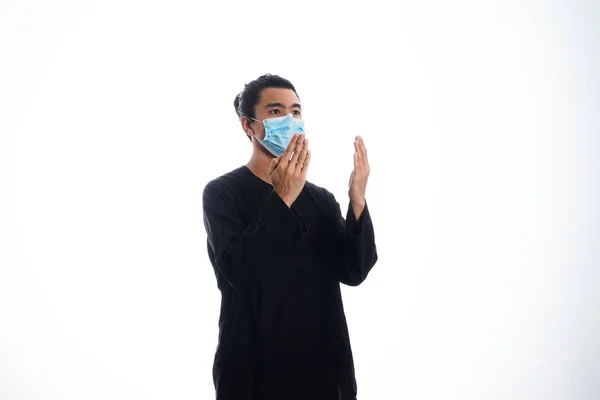 Covid19 医療や医療の概念 若い男が顔のマスクで祈り社会的距離を支える — ストック写真