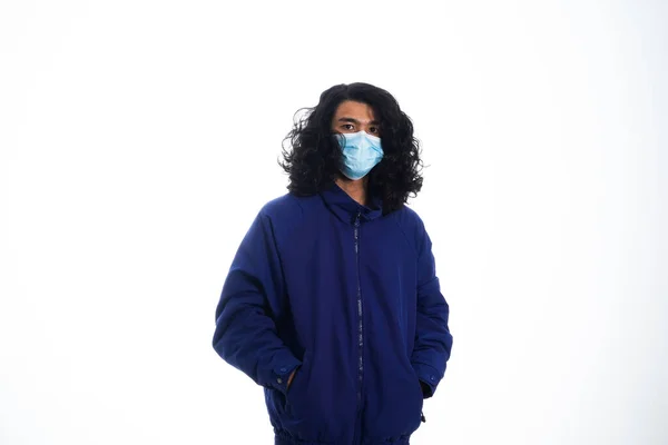 パンデミック 安全の概念 白い背景にウイルス病から保護するための顔保護医療マスクを身に着けているアジアの若者 — ストック写真