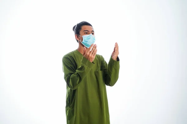Covid19 医療や医療の概念 若い男が顔のマスクで祈り社会的距離を支える — ストック写真