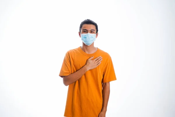 パンデミック 安全の概念 白い背景にウイルス病から保護するための顔保護医療マスクを身に着けているアジアの若者 — ストック写真