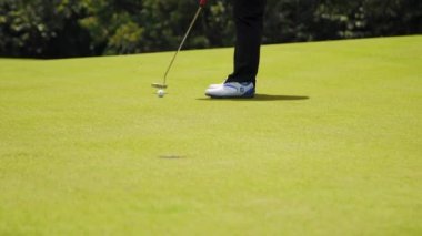 Kuala Lumpur, Malezya Mac 2019: Golf sahasında golf topunu yeşile boydan boya vurmak, tatillerde sporu gevşetmek. Olay covid-19 tüm dünyayı vurmadan önce oldu.