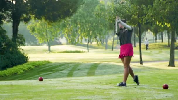 Kuala Lumpur Malesia Mac 2019 Giovane Golfista Oscillare Pilota Colpire — Video Stock