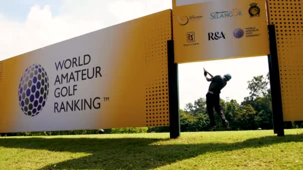 Kuala Lumpur Malasia Mac 2019 Joven Golfista Balancea Conductor Para — Vídeos de Stock