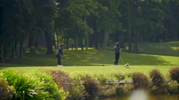 Kuala Lumpur Malasia Mac 2019 Joven Golfista Balancea Conductor Para — Vídeos de Stock