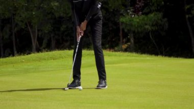 Kuala Lumpur, Malezya Mac 2019: Genç bir golfçü sürücüyü sahanlıkta topa vurması için sallıyor. Olay covid-19 tüm dünyayı vurmadan önce oldu.