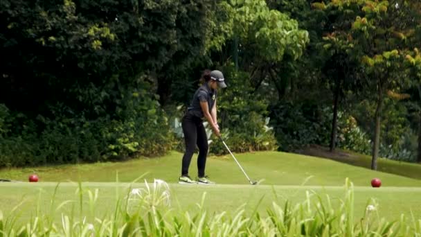 Kuala Lumpur Malasia Mac 2019 Joven Golfista Balancea Conductor Para — Vídeos de Stock