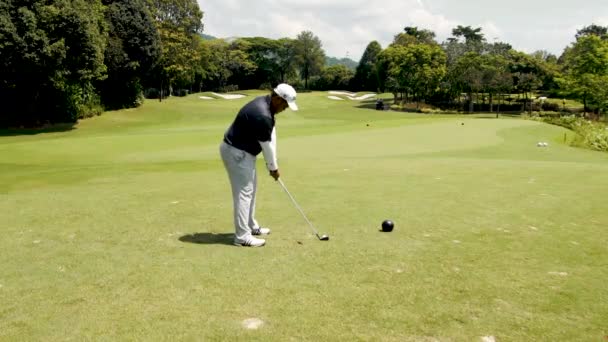 Kuala Lumpur Malaysia Mac 2019 Ung Golfare Svingar Föraren Att — Stockvideo