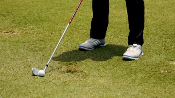 Kuala Lumpur Malasia Mac 2019 Joven Golfista Balancea Conductor Para — Vídeo de stock