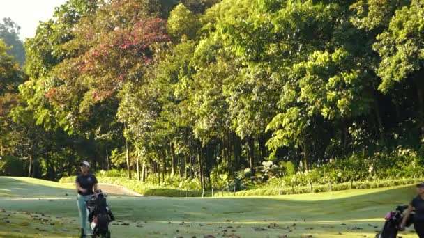 Kuala Lumpur Malasia Mac 2019 Joven Golfista Balancea Conductor Para — Vídeo de stock