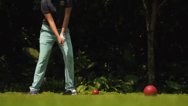 Kuala Lumpur Malasia Mac 2019 Joven Golfista Balancea Conductor Para — Vídeos de Stock