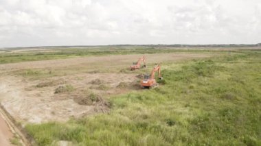 Kuala Lumpur, Malezya: 07 Haziran 2020: Durian havası yetiştirmek için tarımsal bahçe alanında kepçenin havadan görünüşü kazılıyor. 4k görüntü