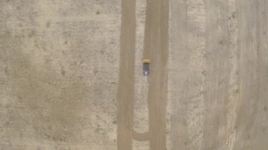 Kuala Lumpur, Malezya: 07 Haziran 2020: Traktörlü bir çiftçi ekin ekimi için tarlayı sürüyor. Toprak hazırlığı. Bir sabanla çalışmak. Büyüyen durian