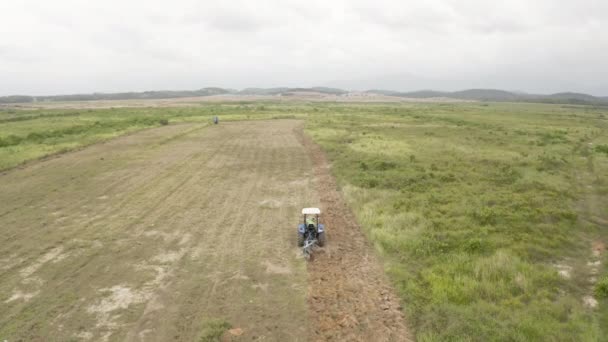 Kuala Lumpur Malásia Junho 2020 Agricultor Trator Arado Campo Para — Vídeo de Stock