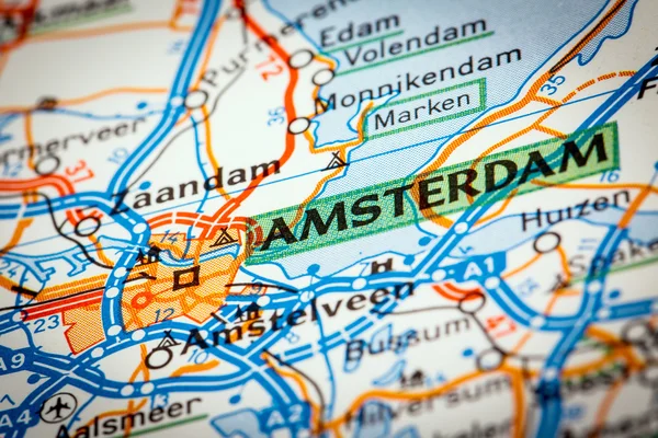 Amsterdam stad over een routekaart — Stockfoto