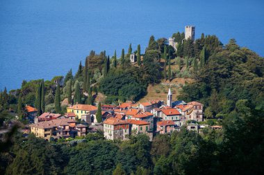 como Gölü üzerinde kale