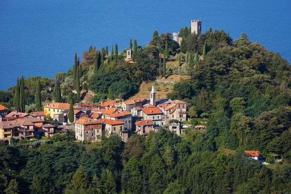 como Gölü üzerinde kale