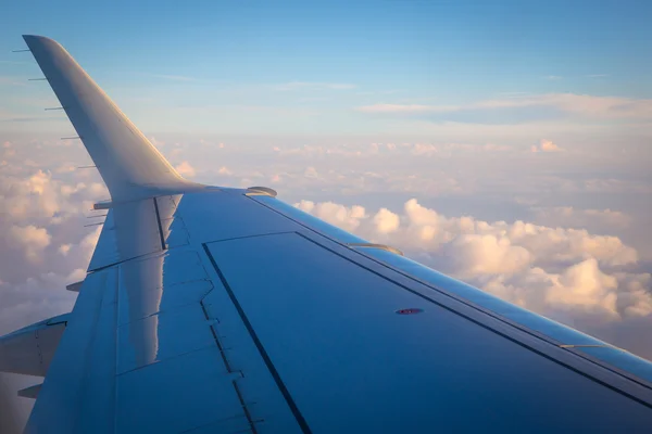 Airplane wing and clouds — Stock Photo, Image