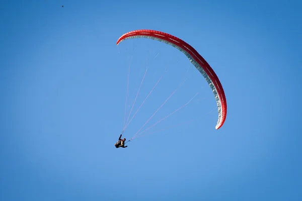 Paraglider in a blue sky — Stock Photo, Image