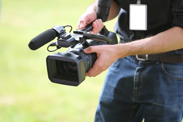 Video camera man met camera — Stockfoto