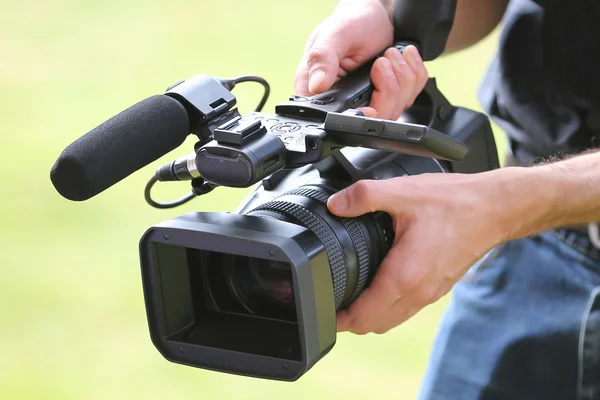 Homem de câmera de vídeo com câmera — Fotografia de Stock