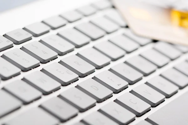 Credit card on a computer keyboard — Stock Photo, Image