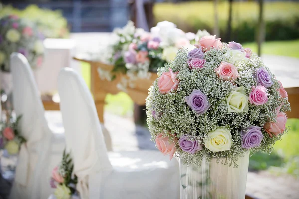 Cubiertas de la silla de boda y ramo —  Fotos de Stock