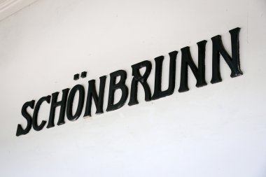 Yazılı Schonbrunn bir Metro İstasyonu