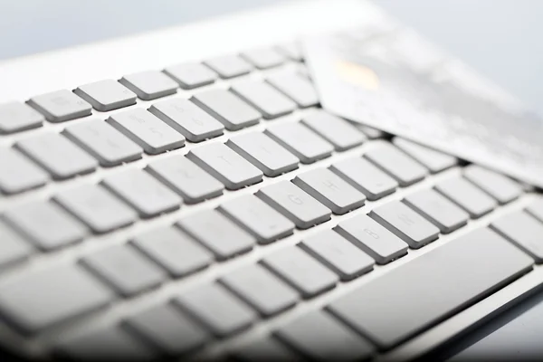 Credit card on a computer keyboard — Stock Photo, Image