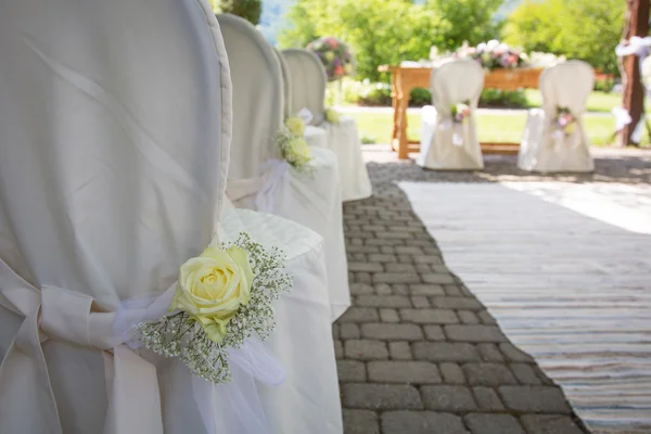 Cubiertas de la silla de boda con rosas frescas — Foto de Stock