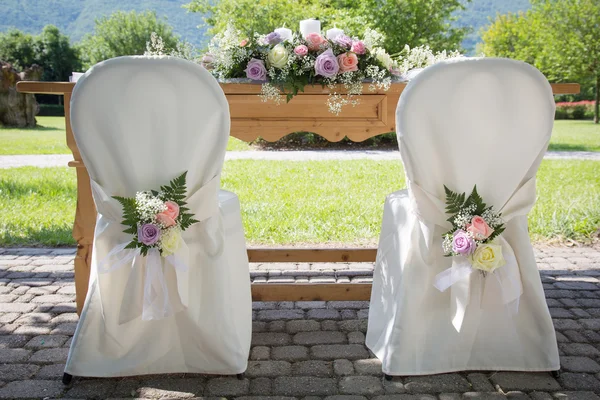 Cubiertas de la silla de boda con rosas frescas — Foto de Stock