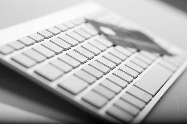 Credit card on a computer keyboard — Stock Photo, Image