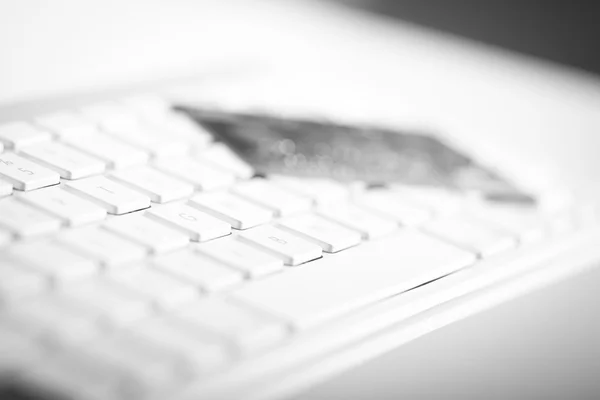 Credit card on a computer keyboard — Stock Photo, Image