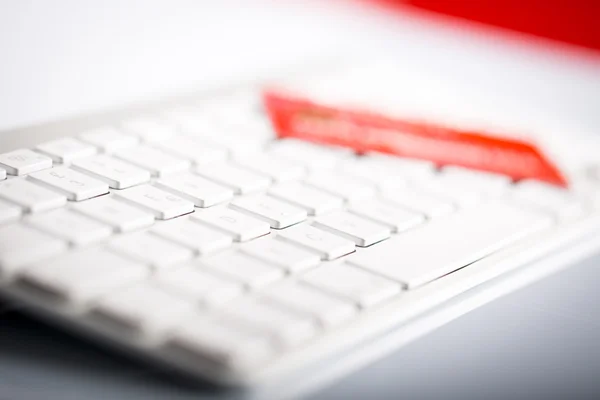 Credit card on a computer keyboard — Stock Photo, Image