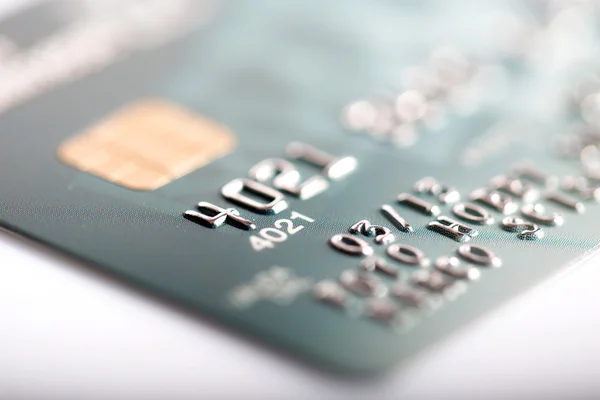Tarjeta de crédito sobre fondo blanco — Foto de Stock