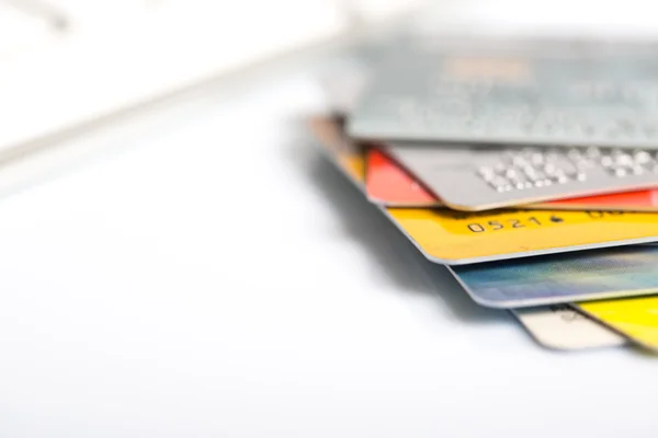 Grupo de tarjetas de crédito en fondo blanco — Foto de Stock